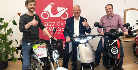 Bürgermeister Klaus-Werner Jablonski (Mitte) und TROWISTA-Chef Thomas Zacharias (rechts) beim Probesitzen mit Johannes Krain (links)