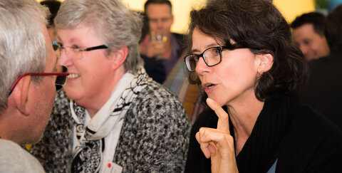 Auf den Punkt gebracht: Teilnehmer des Speed-Datings beim Kennenlernen.