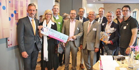 Wirtschaftsförderer Thomas Zacharias und Bürgermeister Klaus-Werner Jablonski (Mitte), gemeinsam mit Troisdorf aktiv-Vorstand Stephanie Orefice (2.v.l.) und den zahlreichen Talkgästen