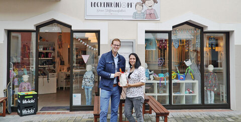 Wirtschaftsförderer Fabian Wagner gratulierte Katja Weber zur Geschäftseröffnung.  