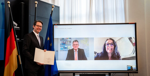 Bundesminister Andreas Scheuer, TROWISTA-Geschäftsführer Wolf-Dieter Grönwoldt und Staatssekretärin Elisabeth Winkelmeier-Becker, MdB. bei der Übergabe der Förderurkunde 