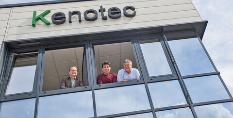 Die Kenotec-Geschäftsführer Siegfried Probst und Kiriakos Kovousiadis sowie Wirtschaftsförderer Thomas Zacharias (v.r.n.l.) im neuen Gebäude.