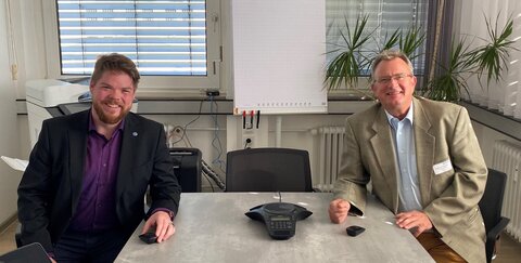 Friedrich Jeschke, Key Account Manager der Troiline, (l) und TROWISTA-Geschäftsführer Wolf-Dieter Grönwoldt testen die neue IP-Konferenzspinne der TROWISTA.