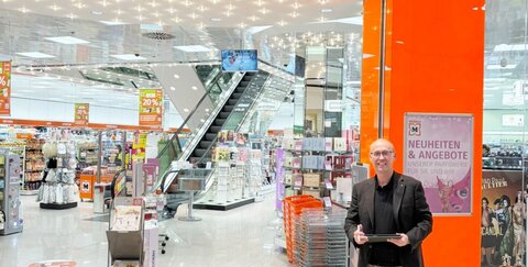 Zentrenmanager Stephan Frings (TROWISTA) vor dem Müller-Markt in der Galerie Troisdorf – ein Ort, der sich aktuell zukunftsfähig aufstellt.