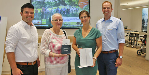 v. l.: Kundenberater Bastian Hausmann, Gisela Bungart, Julia Richter und Geschäftsstellenleiter Michael Schmitz
