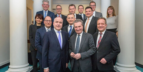 BU Delegation: EU-Politiker Günther Oettinger (Mitte) im Kreise der Delegation des Genossenschaftsverbandes - Verband der Regionen, mit dabei Dr. Martin Schilling (obere Reihe 2. v. l.)