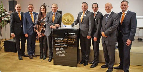 v. l. Vorstandsmitglieder Ralf Löbach und Andre Schmeis, Künstlerin Lena Reifenhäuser, Vorstandsvorsitzender Dr. Martin Schilling, Marc Weinrebe und Markus Gast vom Private Banking, Fondsmanager Uwe Bergold und Vorstandsmitglied Holger Hürten