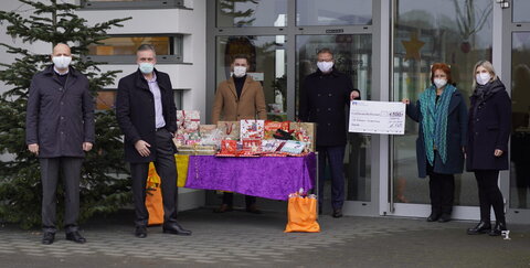 Vorstandsmitglied Ralf Löbach, Vorstandsvorsitzender Holger Hürten, Azubi Leon Catalan, Vorstandsmitglied Andre Schmeis und vom Kinderhaus Brigitte Krahe und Ursula Nichol (Leiterin)  