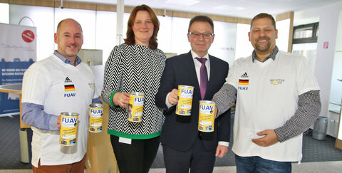 v. l.: Marcus Iserath, Kundenberaterin Monika Schmitz, Regionaldirektor Uwe Haupt und Stephan Wüsthoff