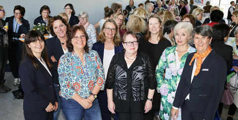 Foto v. l.: Christine Wilinski, Steffi Neu, Ulrike Koller, Dr. Gerda Glanzmann, Dr. Marion Reimer, Caroline Trimborn, Künstlerin Eva-Maria Frey und Andrea Schrahe