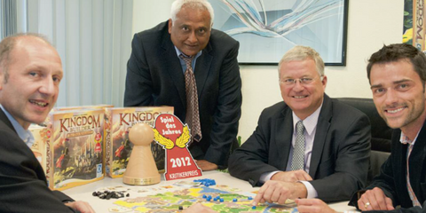 Wirtschaftsförderer Jürgen Sturm, Spielentwickler Rajive Gupta, Bürgermeister Klaus-Werner Jablonski und Herausgeber Thorsten Trojan mit dem „Spiel des Jahres 2012 “