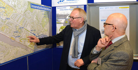 Bei einem Messetermin in Troisdorf: Hans Werner Piel und Co-Dezernent Claus Chrispeels im Gespräch über die Innenstadterneuerung